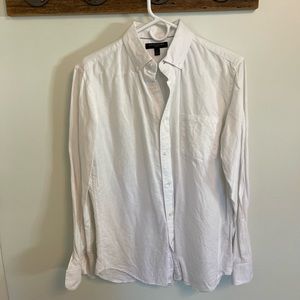 White linen blend slim-fit button down from BANANA REPUBLIC. Men’s small.